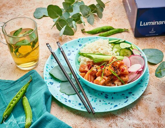 Подавайте поке с зеленым чаем с жасмином.