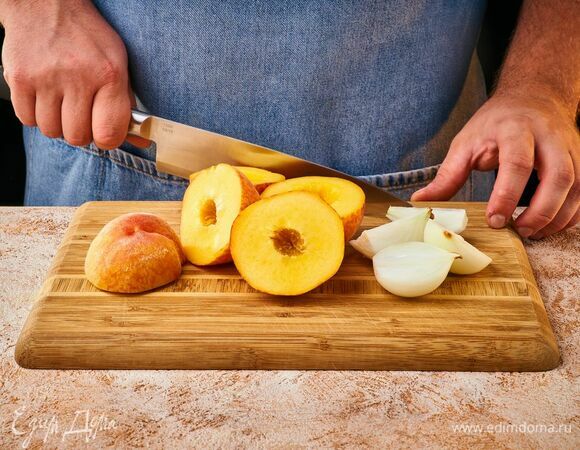 Персики разрежьте пополам и удалите косточки. Лук очистите, разрежьте пополам.