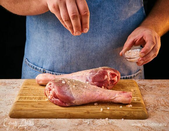 Голени индейки посолите и поперчите с двух сторон.