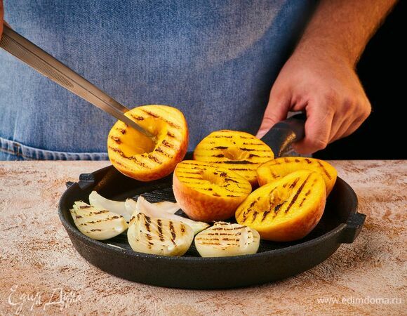 Разогрейте сковороду-гриль с маслом. Обжарьте персики и лук с двух сторон.