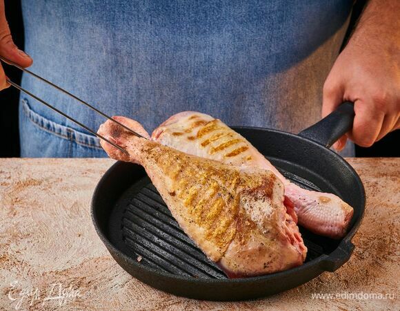 Затем выложите голени индейки и обжарьте с двух сторон до румяной корочки.