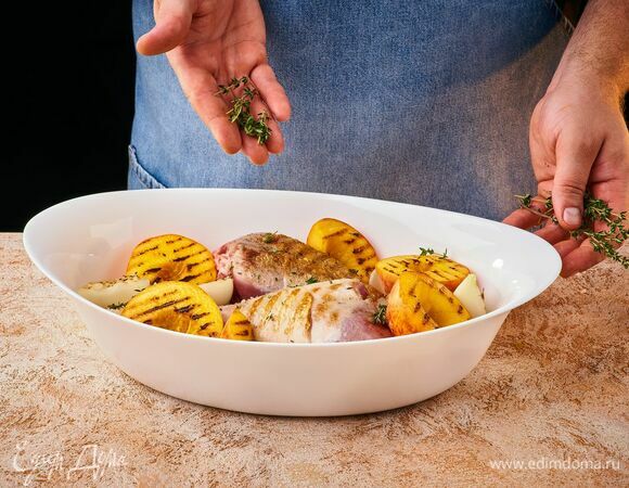 Выложите голени, обложите их персиками и луком, чуть посолите фрукты и выложите веточки тимьяна. Накройте фольгой и поставьте в разогретую до 200°C духовку на 1–1,5 часа. Затем полейте индейку выделившимся соком и оставьте запекаться еще 10–15 минут без фольги до румяной корочки.