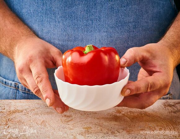 Выложите в нее перец и запекайте при 200°C в течение 20 минут.