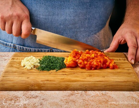 Печеный перец очистите от сердцевины и кожицы, нарежьте мелким кубиком. Укроп мелко порубите, чеснок пропустите через пресс.