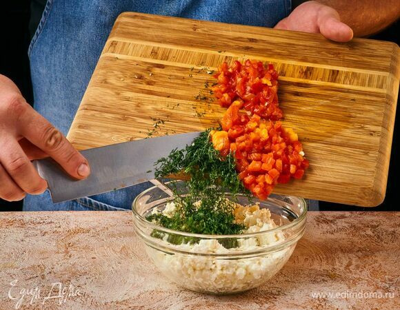 Творог и брынзу разомните вилкой в миске. Добавьте овощи и зелень, поперчите по вкусу. Если брынза не очень соленая, посолите. Перемешайте.