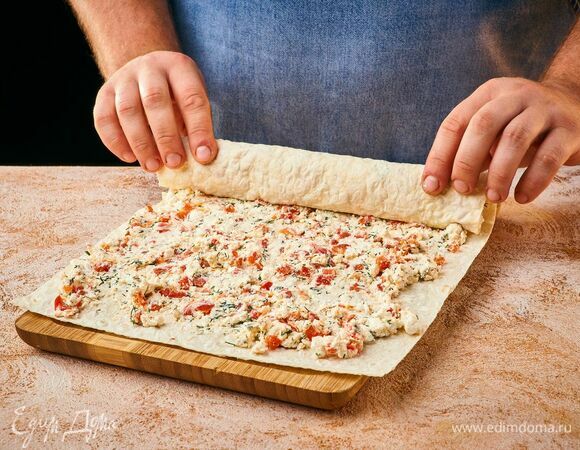 Сверните в рулет и разрежьте на кусочки по 3–4 см.