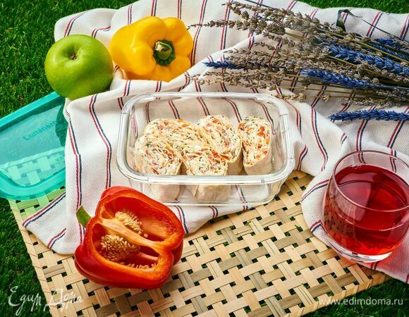 Закуска для пикника готова! Положите рулетики в стеклянный контейнер Luminarc и не забудьте взять с собой ягодный морс.