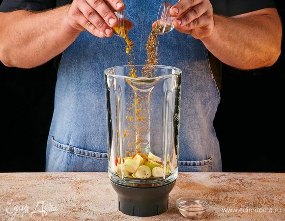 Все выложите в чашу блендера чашу блендера. Всыпьте куркуму и зиру. Пробейте до однородного состояния. При необходимости добавьте немного воды.