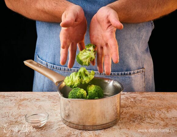 Брокколи отварите в подсоленной воде. 