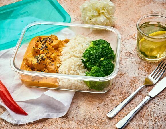 Полезный и питательный обед готов. Заварите зеленый чай с лимоном и подавайте.