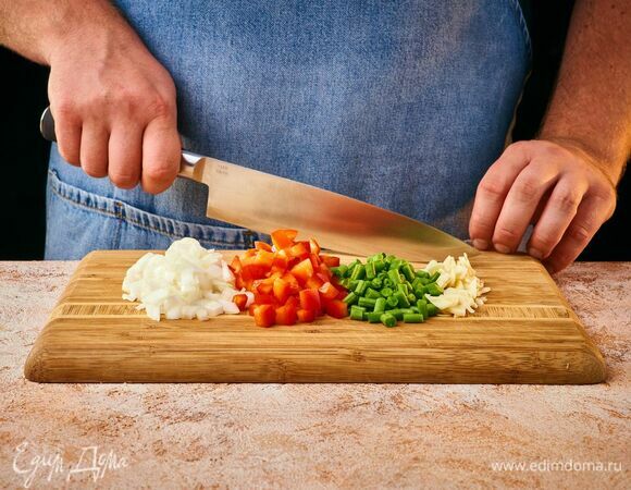 Болгарский перец нарежьте небольшими кубиками. Чеснок, лук и стручковую фасоль мелко порубите.