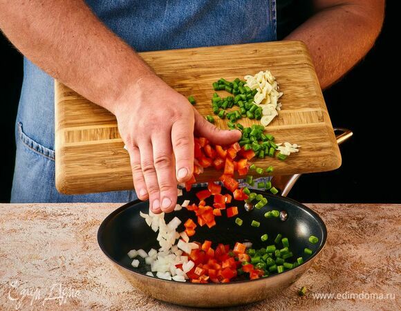 Обжарьте овощи на оливковом масле.