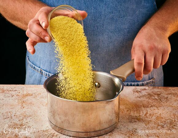 Засыпьте в бульон кускус и оставьте постоять, пока жидкость полностью не впитается.