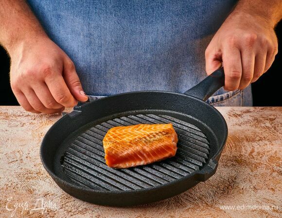 Семгу посолите, поперчите, полейте 2 ст. л. оливкового масла, выложите на разогретую сковороду-гриль и пожарьте до готовности с двух сторон.