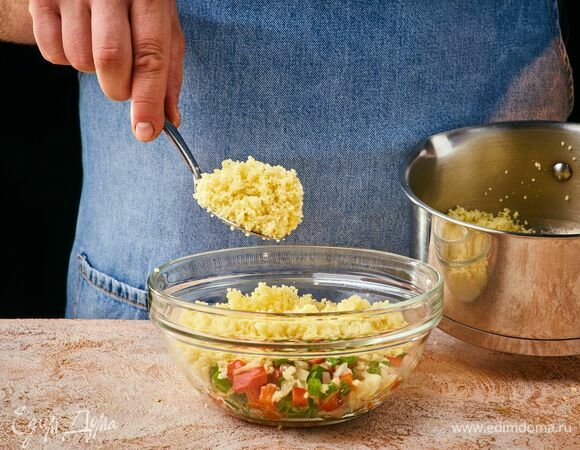 К обжаренным овощам добавьте кускус.