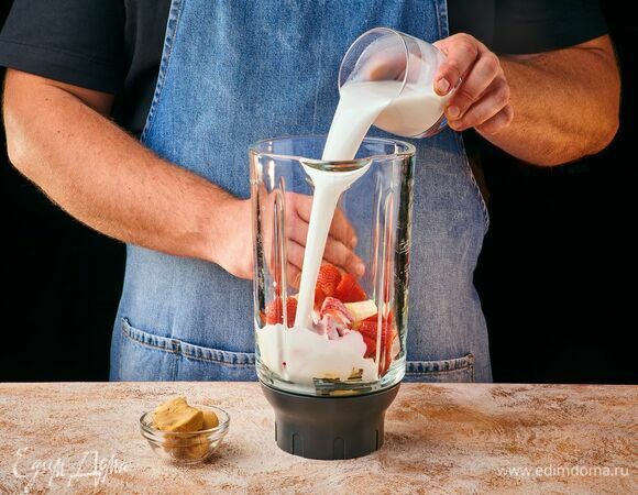 Влейте кокосовое молоко, добавьте арахисовую пасту. Пробейте до однородной консистенции и залейте в контейнер. 