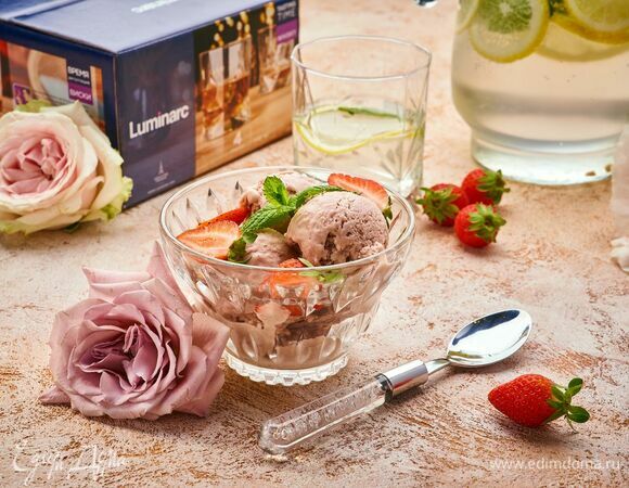 Подавайте мороженое в креманке Luminarc с газированной минеральной водой с шалфеем и лимоном.