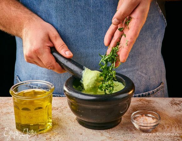 Перетрите в ступке до однородной массы. Добавьте оливковое масло, тархун, посолите и перемешайте.