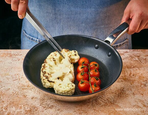 Обжарьте капусту на сковороде вместе с веточкой черри. Каждую из сторон стейка держите на огне по 2–3 минуты.