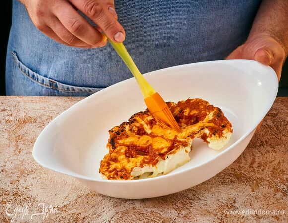 Переложите стейк в форму для запекания Smart Cuisine от Luminarc и смажьте стейк соусом харисса. Готовьте в разогретой до 180°C духовке в течение 7–10 минут.  