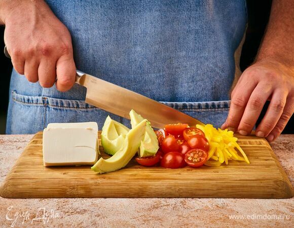 Нарежьте тофу крупными дольками. Помидоры черри — пополам, болгарский перец и авокадо — средними брусочками.