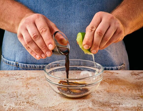 Смешайте в миске соевый соус, сок лайма.