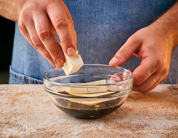 Положите в соус тофу и оставьте на 5 минут.