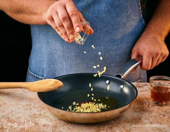 На сковороде в кунжутном масле обжарьте имбирь. Когда он даст аромат — выбросьте.