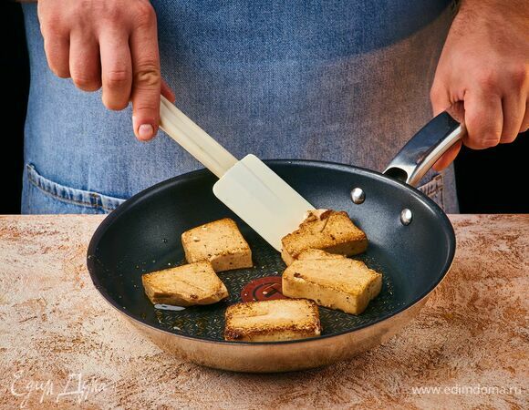 В получившемся масле обжарьте тофу до золотистой корочки. Затем обмакните кусочки бумажным полотенцем, чтобы удалить излишки масла.