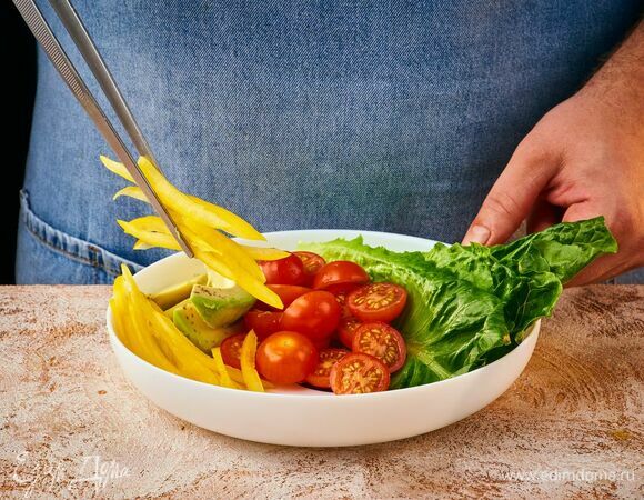 В тарелку с высокими бортиками коллекции Friend's Time от Luminarc выложите киноа, авокадо, листья салата, помидоры черри, перец и обжаренный тофу. Посыпьте кунжутом.