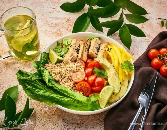 Подавайте боул с соевым соусом и свежезаваренным зеленым чаем.