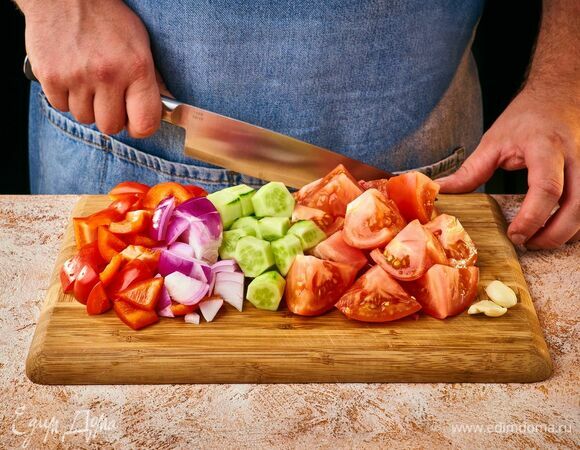 Помидоры, огурцы, болгарский перец, лук очистите и разрежьте крупно. Чеснок очистите и раздавите. 