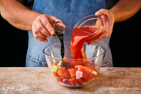 Выложите овощи в глубокую миску, добавьте 200 мл томатного сока и бальзамический уксус.