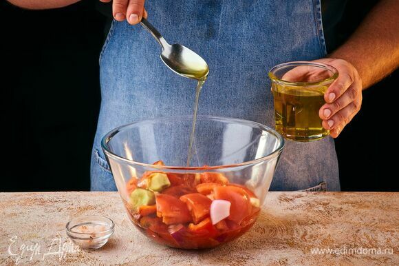 Добавьте оливковое масло, посолите, перемешайте. Поставьте в холодильник мариноваться на час. Овощи должны дать сок.