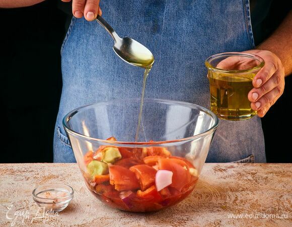 Добавьте оливковое масло, посолите, перемешайте. Поставьте в холодильник мариноваться на час. Овощи должны дать сок.