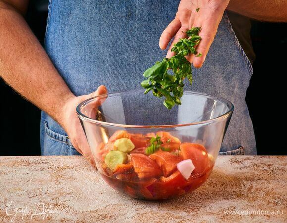 Добавьте к настоявшимся овощам кинзу и переложите в чашу блендера.