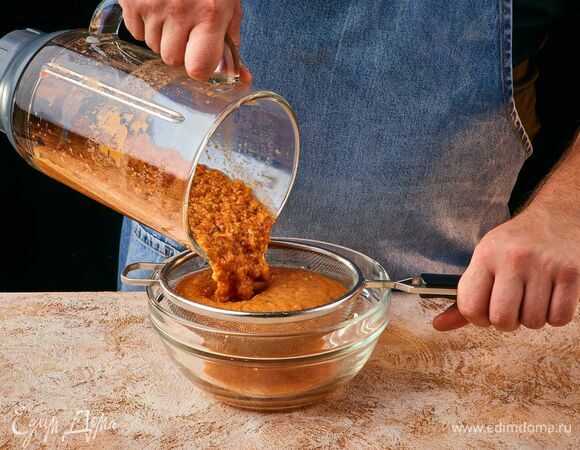 Измельчите до однообразной консистенции и выложите в глубокую емкость.