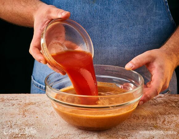 Влейте оставшийся томатный сок, перемешайте. Регулируйте густоту супа по своему вкусу.<br />
Поставьте гаспачо настаиваться в холодильник на 2–3 часа.