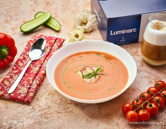Когда гаспачо охладится и настоится, разлейте его порционно в тарелки. Мы использовали коллекцию Ammonite от Luminarc.<br />
Подавайте с айс-латте.