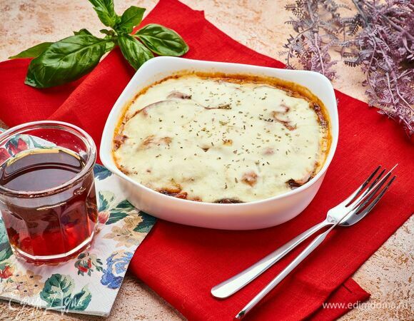Подавайте овощную лазанью с черным чаем с чабрецом и мелиссой!