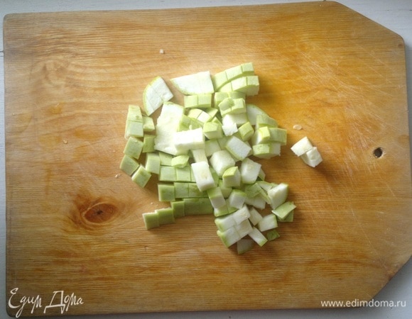 Кабачок вымыть, обсушить, обрезать кончики. Нарезать кабачки небольшими кубиками.