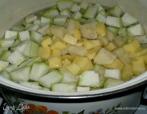 В кастрюлю с водой положить картофель и кабачок, довести до кипения, убавить огонь. Немного посолить и варить почти до готовности овощей.
