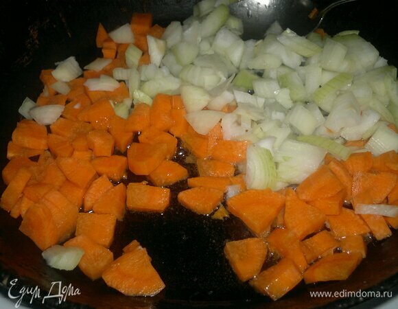 Лук и морковь почистить, вымыть, обсушить. Лук нарезать мелко, морковь — небольшими ломтиками. В сковороде разогреть растительное масло и обжарить лук с морковью до мягкости и легкого румянца.