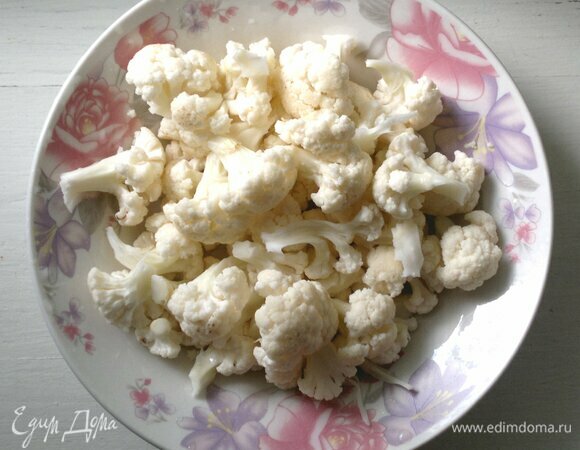 Цветную капусту вымыть, обсушить, разделить на соцветия. Если соцветия сильно крупные, то разрезать на несколько частей.