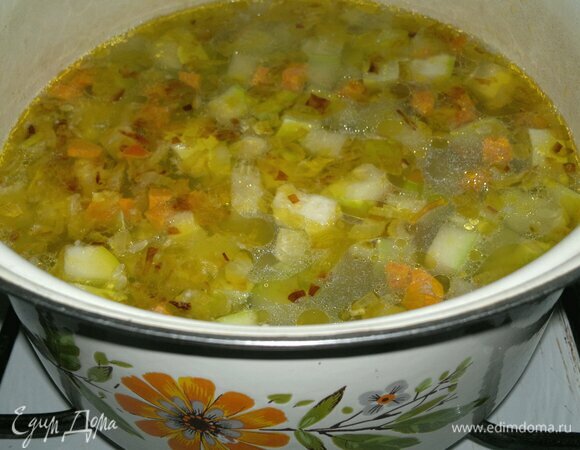 Когда картофель и кабачки будут почти готовы, добавить в кастрюлю лук и морковь.