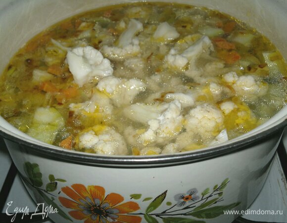 Положить в суп цветную капусту, варить 3–4 мин.
