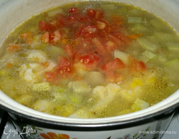 Положить в суп помидоры.