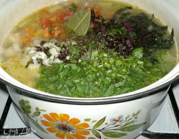 Положить в кастрюлю зелень, базилик и чеснок, посолить и поперчить по вкусу, добавить лавровый лист. Довести суп до кипения, варить 2–3 мин и выключить огонь.
