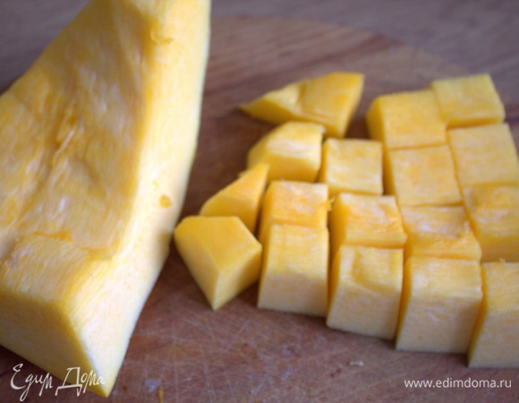 Тыкву очистить, нарезать кубиком.