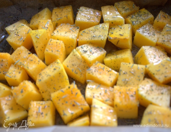 Посыпать тимьяном и другими ароматными травками.